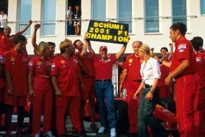 Michael Schumacher viert zijn vierde wereldtitel metFerrari en vrouw Corrina