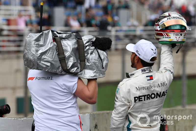 Pole sitter Lewis Hamilton, Mercedes AMG F1 festeggia in parco chiuso
