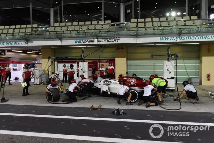Antonio Giovinazzi, Sauber C37 pit stop
