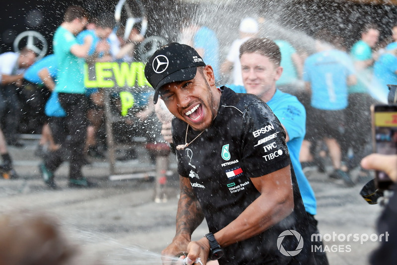 Lewis Hamilton, Mercedes AMG F1, festeggia con il team e lo champagne