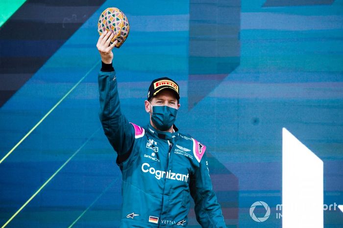 Podio: segundo lugar Sebastian Vettel, Aston Martin