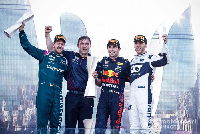 Podio: segundo lugar Sebastian Vettel, Aston Martin, ganador de la carrera Sergio Pérez, Red Bull Racing, tercer lugar Pierre Gasly, AlphaTauri