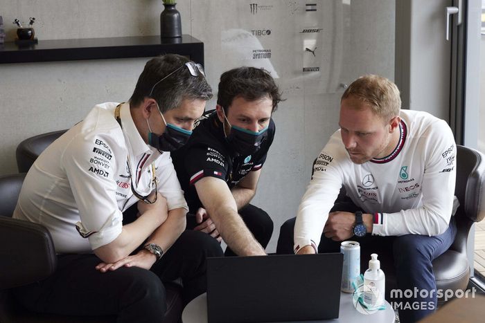 Valtteri Bottas, Mercedes, con los ingenieros