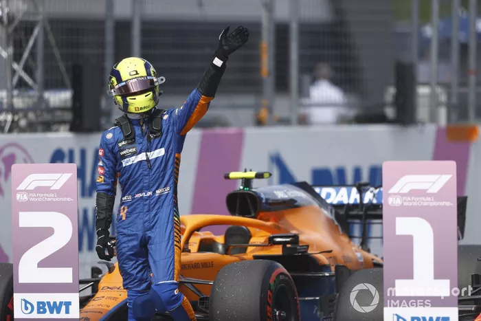Segundo puesto Lando Norris, McLaren, celebra en Parc Ferme