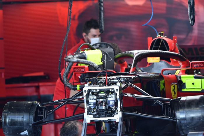 Detalle de la suspensión frontal del Ferrari SF21