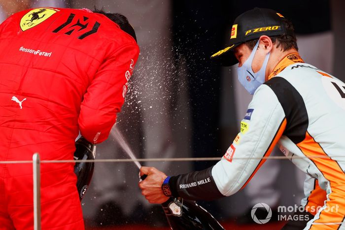 Podio: segundo lugar Carlos Sainz Jr., Ferrari, y tercer lugar Lando Norris de McLaren