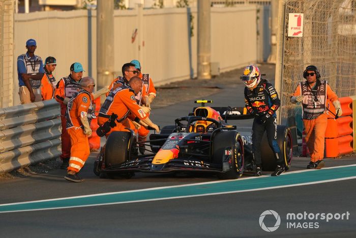 Sergio Pérez, Red Bull Racing RB20, aparca y se retira de la carrera