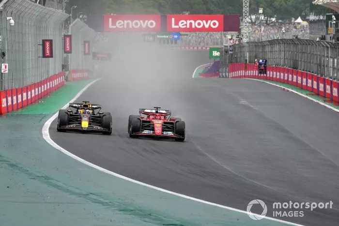 Max Verstappen, Red Bull Racing RB20, lucha con Charles Leclerc, Ferrari SF-24 