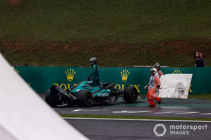 Lance Stroll, Aston Martin AMR24, tras caerse en la clasificación 