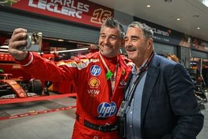 Nigel Mansell posa para uma fotografia com um membro da equipa Scuderia Ferrari