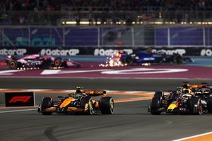 Lando Norris, McLaren MCL38, lucha con Max Verstappen, Red Bull Racing RB20, por el liderato de la carrera.