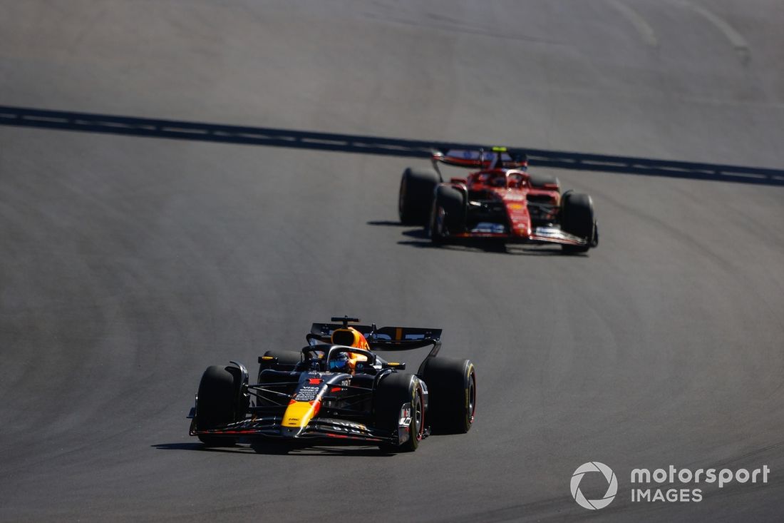 Max Verstappen, Red Bull Racing RB20, Carlos Sainz, Ferrari SF-24