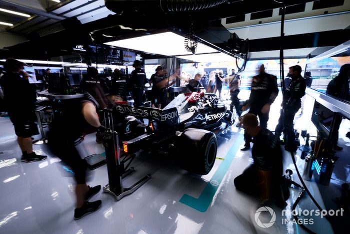 Lewis Hamilton, Mercedes W12, en el garaje