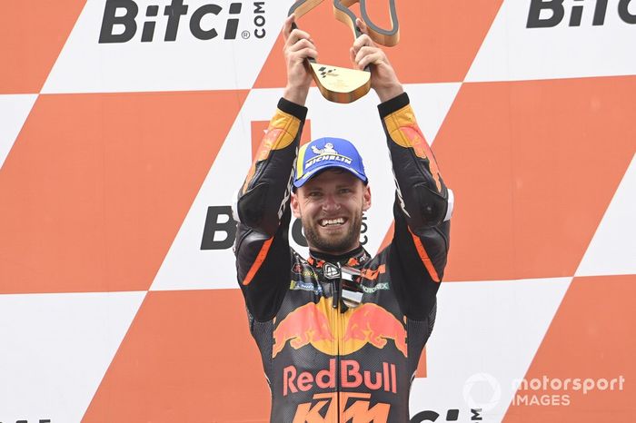 Podio: ganador Brad Binder, Red Bull KTM Factory Racing