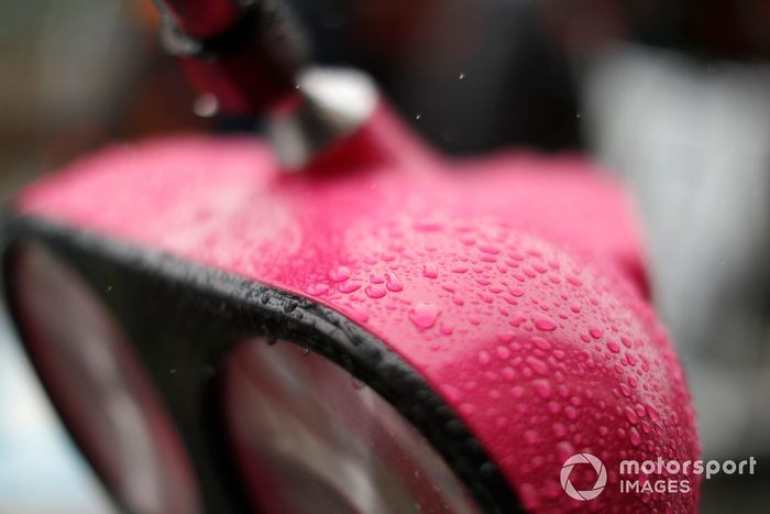 Luces del pit lane empapadas por la lluvia