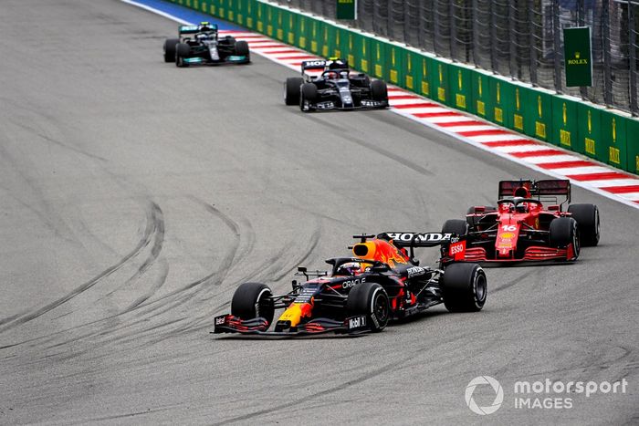 Max Verstappen, Red Bull Racing RB16B, Charles Leclerc, Ferrari SF21, y Pierre Gasly, AlphaTauri AT02
