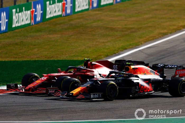 Carlos Sainz Jr., Ferrari SF21, lucha con Sergio Pérez, Red Bull Racing RB16B