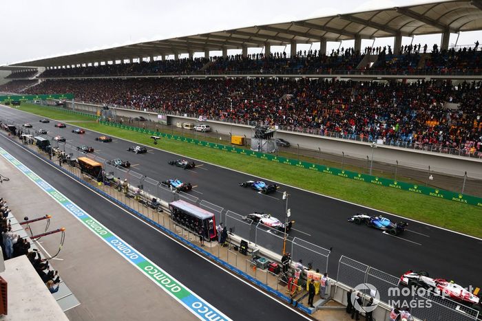 Los pilotos se alejan para el inicio de la carrera
