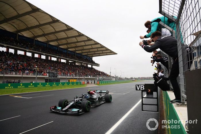 El equipo Mercedes anima mientras Valtteri Bottas, Mercedes W12, 1ª posición, consigue la victoria