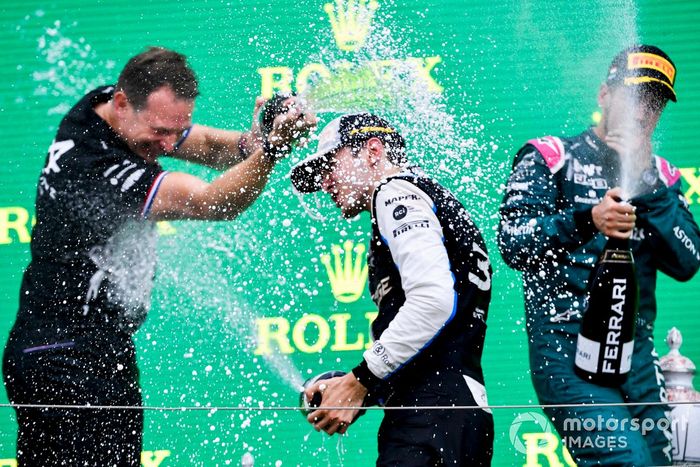 Podio: segundo lugar Sebastian Vettel, Aston Martin, Laurent Rossi, CEO Alpine F1, ganador Esteban Ocon, Alpine F1