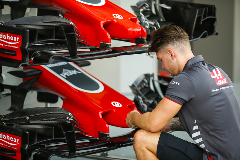 Un mécanicien de Haas F1 Team au travail sur l'avant d'une VF-18