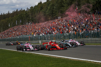 Esteban Ocon, Racing Point Force India VJM11, Sebastian Vettel, Ferrari SF71H, Lewis Hamilton, Mercedes AMG F1 W09 e Sergio Perez, Racing Point Force India VJM11, in battaglia nel primo giro