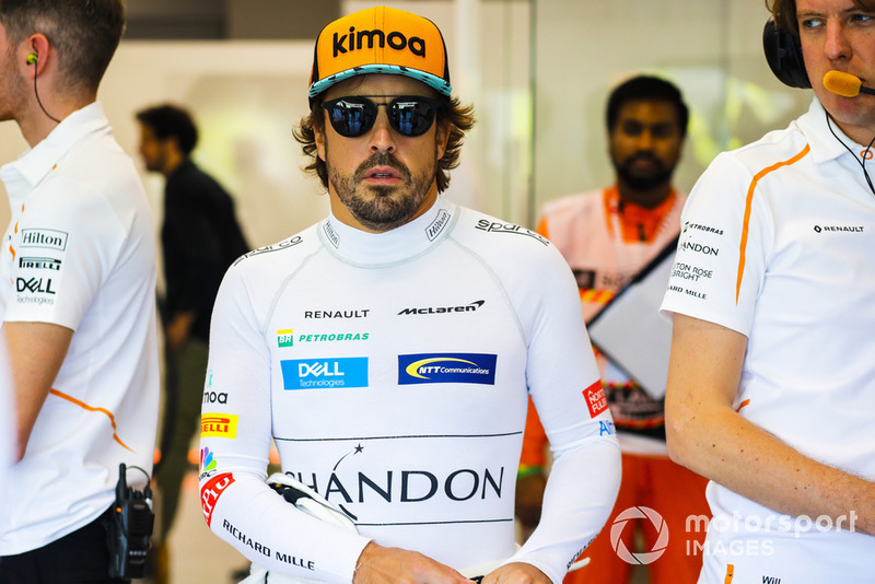 Fernando Alonso, McLaren, en el box