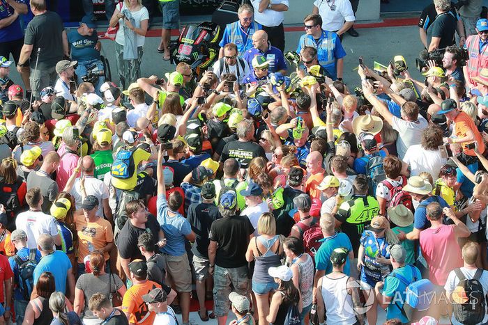 Valentino Rossi, Yamaha Factory Racing con los aficionados