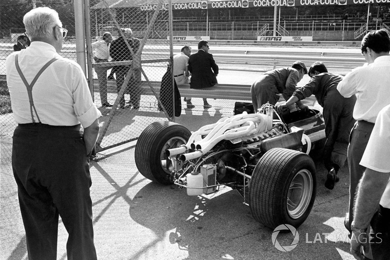 Enzo Ferrari osserva la nuova monoposto mentre viene spinta fuori