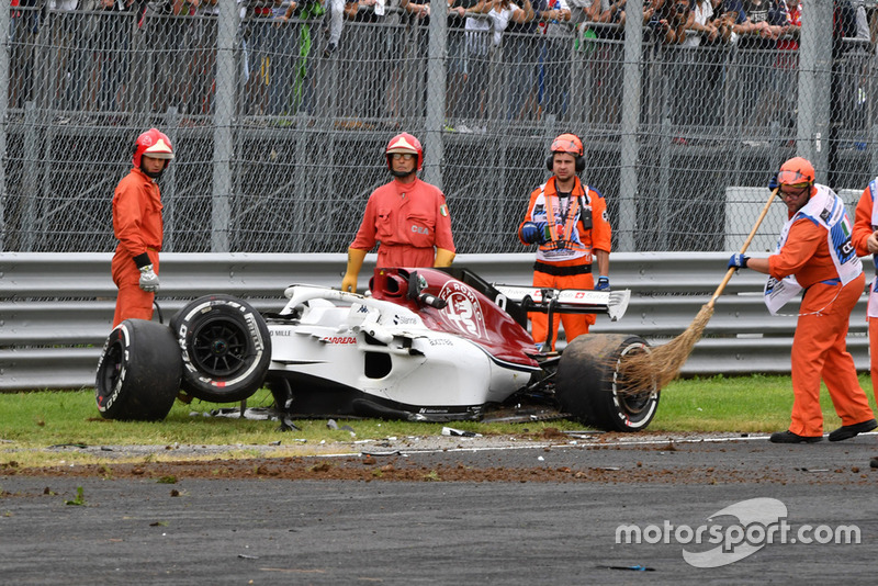 Marshals and the crashed car of Marcus Ericsson, Alfa Romeo Sauber C37 in FP2