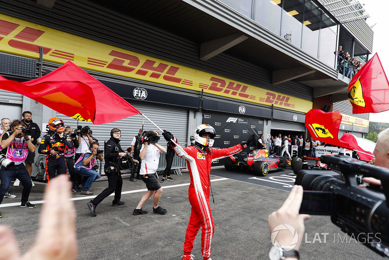 Sebastian Vettel, Ferrari, celebra la victoria en el parque cerrado, como lo ve Max Verstappen, Red Bull Racing,