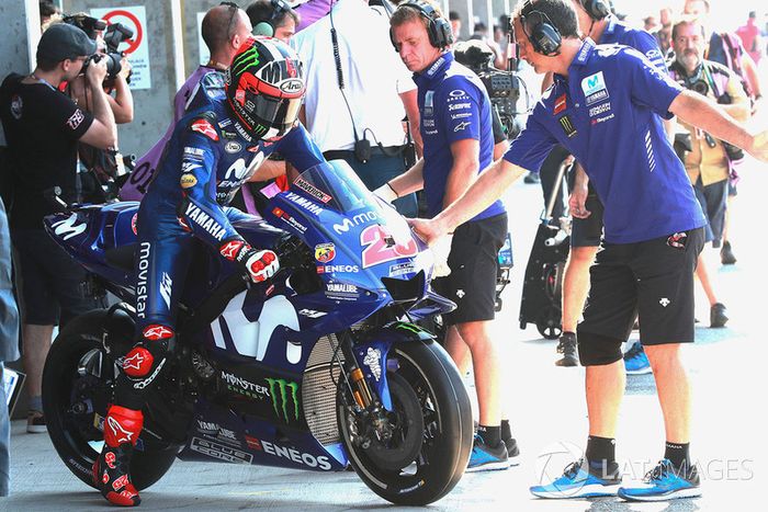 Viñales sale del box con Javier Ullate, otro que no seguirá, sosteniéndole la moto