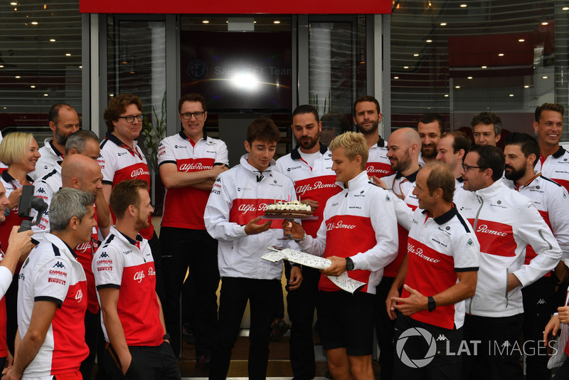 Sauber celebrate the birthday of Marcus Ericsson, Sauber with Charles Leclerc, Sauber