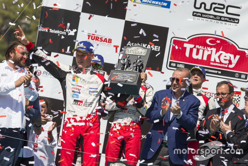 Подиум: победители Отт Тянак и Мартин Ярвеоя, Toyota Gazoo Racing WRC
