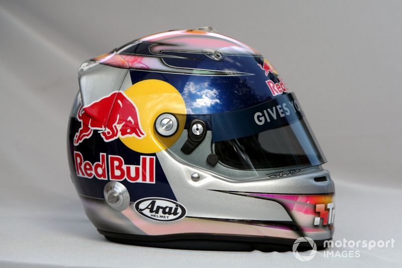 El casco que utilizó en el debut de Red Bull en 2009