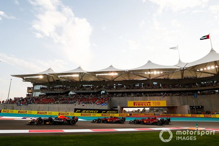 Sergio Pérez, Red Bull Racing RB18, Charles Leclerc, Ferrari F1-75, Carlos Sainz, Ferrari F1-75