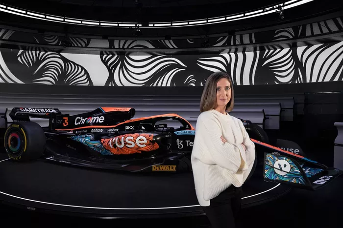 Anna Tangles con la McLaren MCL36