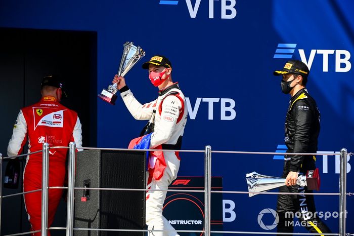 Podio: segundo lugar Nikita Mazepin, Hitech Grand Prix, ganador Guanyu Zhou, UNI-Virtuosi 