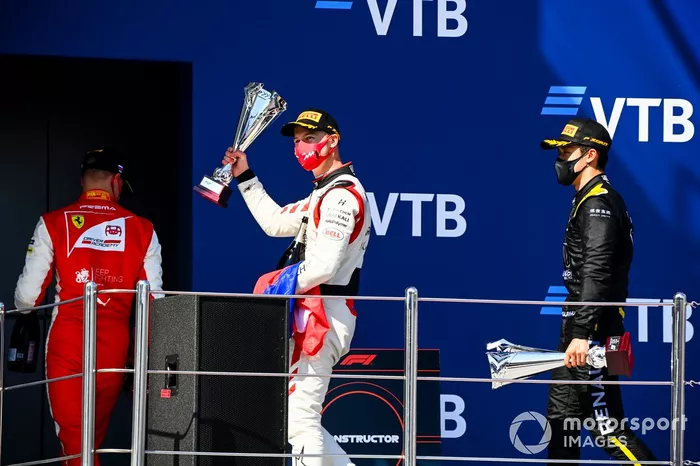 Podio: segundo lugar Nikita Mazepin, Hitech Grand Prix, ganador Guanyu Zhou, UNI-Virtuosi 