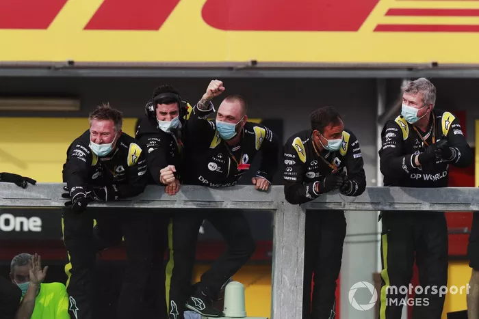 El equipo Renault anima desde el pit wall mientras Daniel Ricciardo, Renault F1, toma el tercer lugar