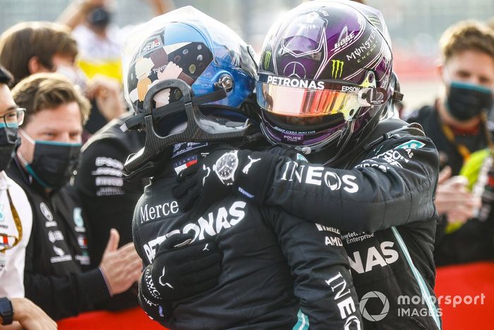 Segundo lugar Valtteri Bottas, Mercedes-AMG F1y el ganador Hamilton, Mercedes-AMG F1 celebran en Parc Ferme 