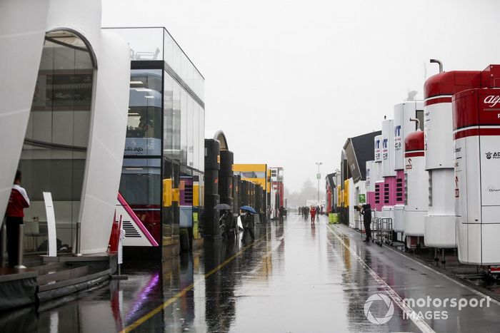 Lluvia en el paddock