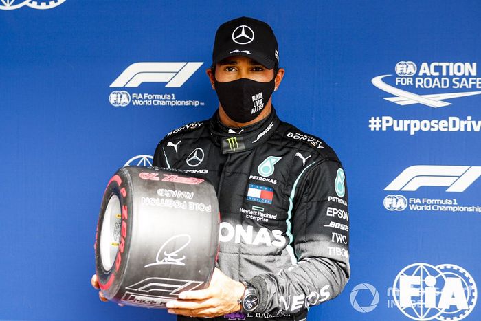 Ganador de la pole Lewis Hamilton, Mercedes-AMG F1 en Parc Ferme con el Premio Pirelli Pole Position