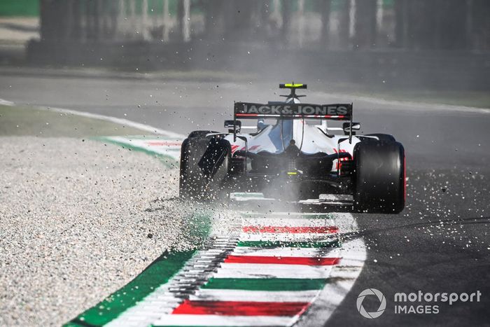 Kevin Magnussen, Haas VF-20, sobre la grava