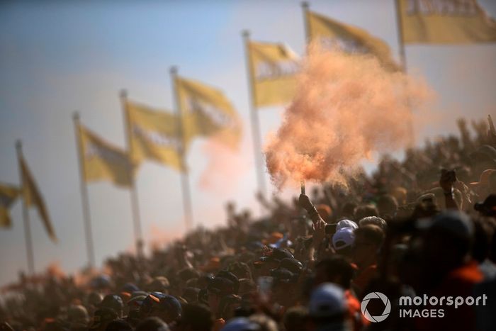 Fans holandeses en las gradas con bengalas de humo