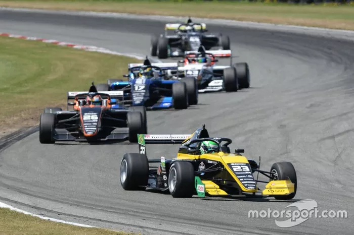 Caio Collet lidera em prova da TRS em Teretonga
