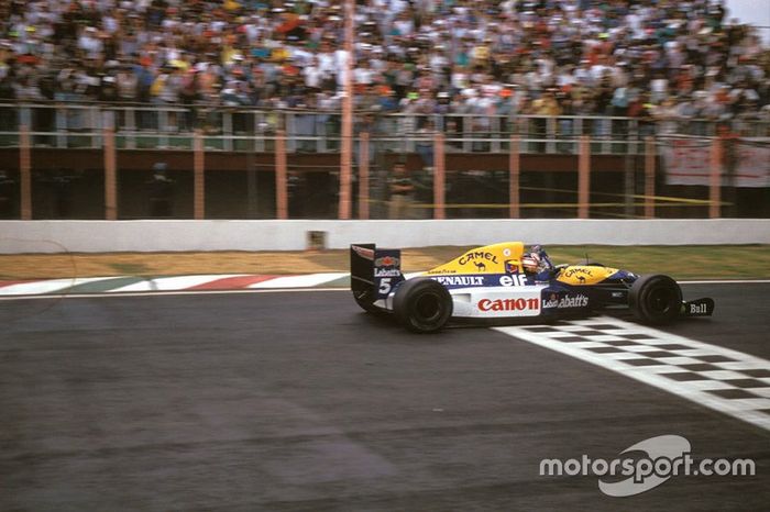 Nigel Mansell, Williams FW14B Renault, levanta los brazos al cruzar la línea de meta