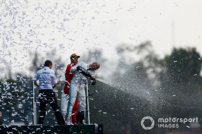 Otra vez Mercedes volvió a robarle la cartera a Ferrari en México y Hamilton –a pesar de sus quejas sobre la estrategia y de sufrir daños en el fondo plano por su toque en la primera chicane con Verstappen– se llevó su 83ª victoria en F1. El título estaba a solo un paso...