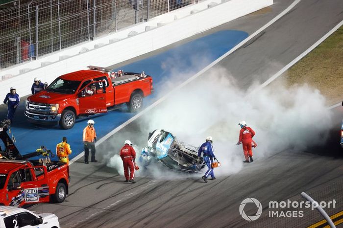 Socorren a Ryan Newman, Roush Fenway Racing, Ford Mustang Koch Industries, tras su accidente