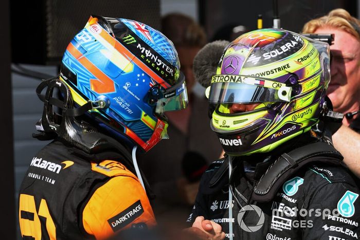 Lewis Hamilton, Mercedes-AMG F1 Team, 3ª posición, felicita a Oscar Piastri, McLaren F1 Team, 1ª posición, en Parc Ferme